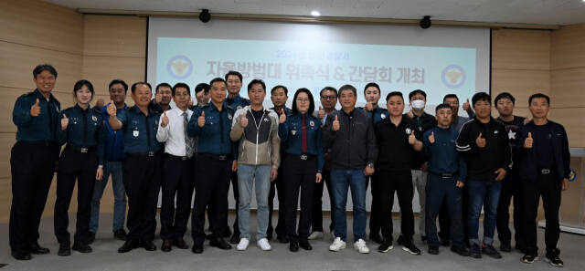 지난 14일 연천경찰서 3층 대회의실에서 열린 자율방범대 위촉장 수여식 및 간담회에 참석한 관계자들이 기념촬영을 하고 있다. 연천경찰서 제공