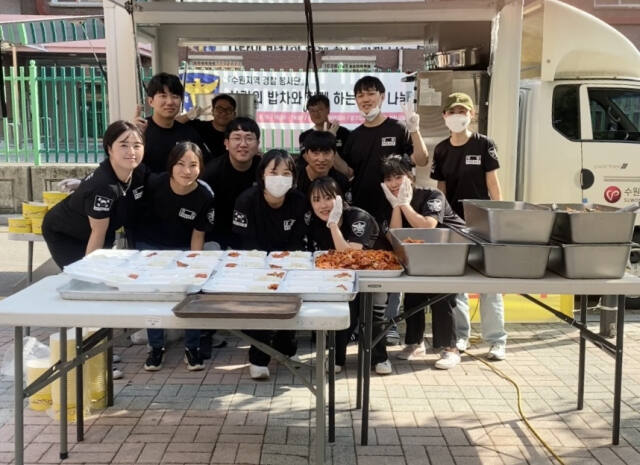 지난 18일 경기남부경찰청 최초의 경찰관 연합봉사단 ‘가든버런티어’가 매탄공원 다목적체육관 인근에서 기초생활보장 수급자 및 홀몸 어르신 등을 위해 무료 급식 배식 활동에 나섰다, 가든버런티어 제공