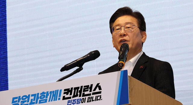 더불어민주당 이재명 대표가 19일 오후 대전컨벤션센터(DCC)에서 열린 '당원과 함께-민주당이 합니다' 행사에 참석해 인사말을 하고 있다. 연합뉴스