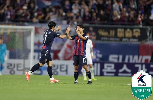 19일 수원종합운동장에서 벌어진 프로축구 수원FC와 포항 스틸러스 경기서 후반 선제골을 넣은 정승원(왼쪽)이 이승우와 하이파이브를 하고 있다.프로축구연맹 제공