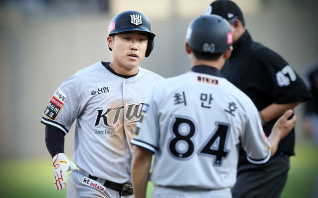 KT 위즈가 선발 마운드의 붕괴 속 불펜과 타선의 호조로 위기를 넘기고 있다. 사진은 지난 18일 LG전서 홈런을 터뜨린 신본기가 최만호 3루 코치의 축하를 받고 있다.KT 위즈 제공
