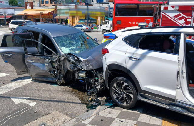 지난 19일 오후 12시28분께 인천 계양구 계산삼거리에서 50대 A씨가 몰던 SUV 차량이 제네시스 차량과 부딪쳤다. 인천소방본부 제공