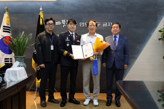 동두천경찰서는 20일 보이스피싱을 막은 농협 직원에게 감사장을 수여했다. 왼쪽부터 동두천서 강현석 형사과장, 민경욱 서장, 동두천농협 A씨, 목현균 조합장. 동두천경찰서 제공.