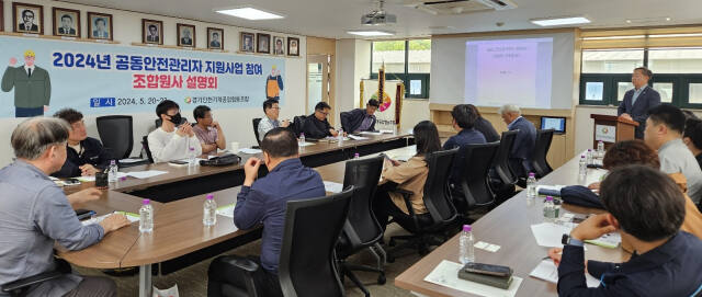 경기인천기계공업협동조합의 공동안전관리자가 20일 인천의 한 조합원사를 찾아 중대재해처벌법 확대 적용에 따라 안전 관리 강화를 위한 설명을 하고 있다. 조합 제공