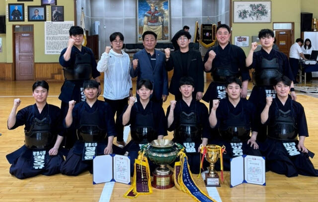 제9회 회장배 전국실업검도대회 남자 단체전서 2연패를 달성한 ‘실업검도의 명가’ 광명시청 선수단.광명시청 제공