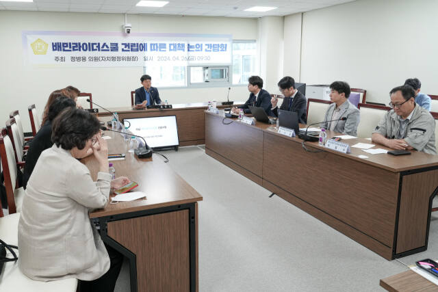 정병용 하남시의원이 배달 전문기업의 이륜차 전문교육장 건립 관련 간담회를 진행하고 있다. 하남시의회 제공