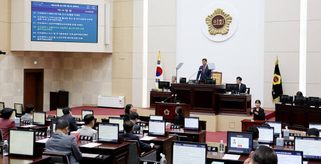 인천시의 저출생 극복 정책 중 1개인 ‘천사(1040) 지원금’이 다음달부터 이뤄진다. 사진은 20-일 열린 제294회 제2차 본회의 전경. 인천시의회 제공