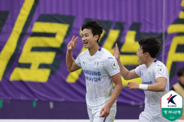 수원 삼성의 3연패 부진 탈출을 위해서는 최근 4경기째 침묵하고 있는 김현(왼쪽)의 득점포 재가동이 필요하다.한국프로축구연맹 제공
