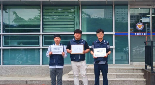 20일 오후 용인동부경찰서에서 용인특례시공무원노동조합 관계자들이 오광환 시체육회장에 대한 고소장 및 탄원서를 접수하고 있다. 용인특례시공무원노동조합 제공