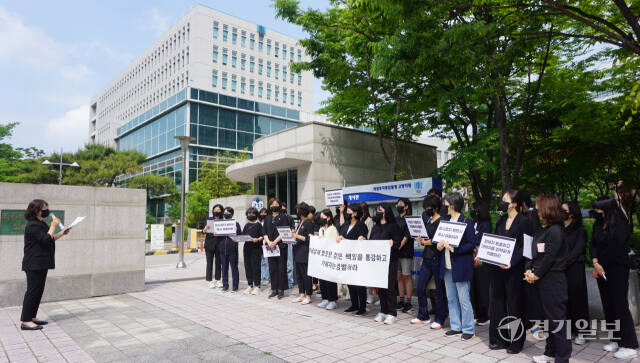 20일 오전 고양YWCA가족사랑상담소를 비롯한 6개 시민단체 회원과 더불어민주당 고양시정 김영환 국회의원 당선인, 신인선·초성원 고양시의원 등 30여명이 의정부지검 고양지청 앞에서 ‘아내살해 방조한 검찰규탄 기자회견’을 열고 성명서를 발표하고 있다. 신진욱기자