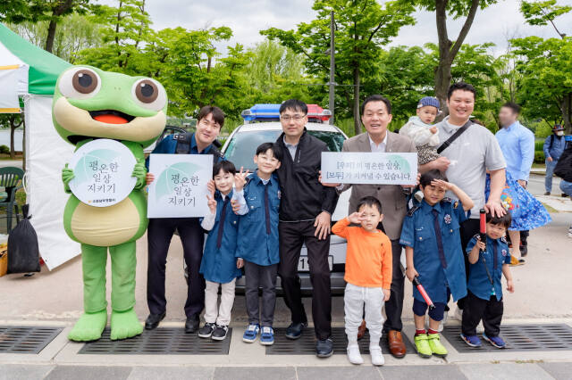 지난 11일 이재준 수원특례시장이 광교호수공원에서 열린 2024 수원시새빛가족축제에 참가한 가족들과 함께 기념촬영을 하고 있다. 수원특례시 제공