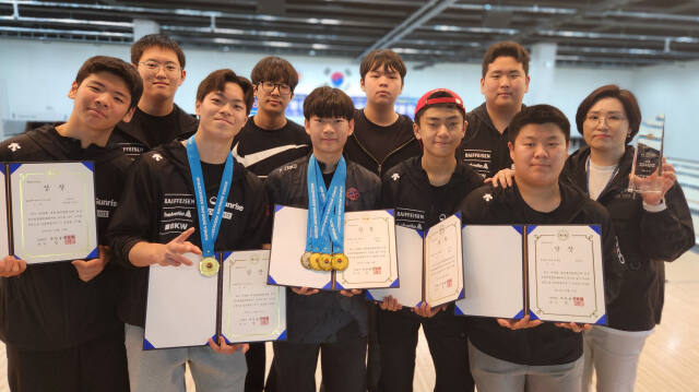 제38회 대한볼링협회장배 전국남녀학생볼링대회에서 남고부 종합우승을 차지한 수원유스클럽 선수단. 가운데가 대회 3관왕에 오른 배정훈, 맨 오른쪽이 정묘법 감독.수원유스클럽 제공