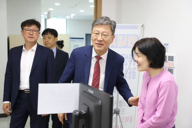 박수복 인천지방국세청장이 최근 한 지역 세무서를 찾아 창구 직원을 격려하고 있다. 인천국세청 제공