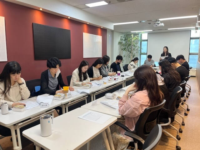 인천문화재단이 연수구청 담당자들을 대상으로 2024년 인천 통합문화이용권 사업 설명회를 하고 있다. 인천문화재단 제공