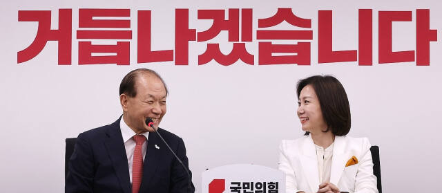 국민의힘 황우여 비상대책위원장이 21일 서울 여의도 당사를 예방한 개혁신당 허은아 당 대표(오른쪽)와 인사한 뒤 발언하고 있다. 연합뉴스