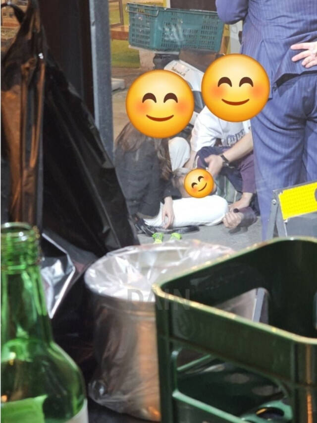 취객 남성에게 다리를 내어주는 여성의 모습이라며 온라인 커뮤니티에 게시된 사진. 온라인 커뮤니티 캡쳐