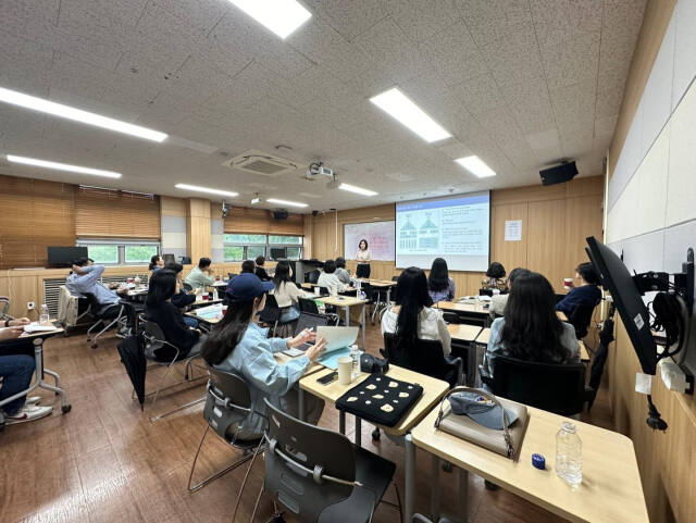 인하대학교가 인천지역 중·고등학교 교사를 대상으로 미래형 수업·평가 실천을 위한 탐구 기반 서·논술형 평가 직무연수를 진행하고 있다. 인하대 제공