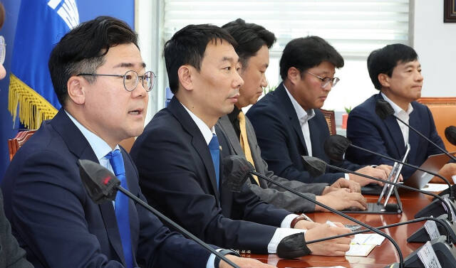 더불어민주당 박찬대 원내대표가 21일 오전 서울 여의도 국회에서 열린 검찰개혁TF 1차 회의에서 발언하고 있다. 연합뉴스