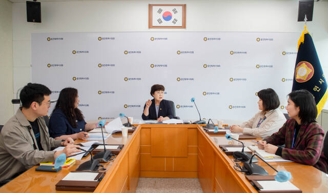 21일 오전 용인특례시의회 대회의실에서 진행된 ‘다선(多選)의원-정책지원관 간담회’에 참석한 김상수 윤리특별위원장(가운데)과 정책지원관들이 의견을 나누고 있다. 용인특례시의회 제공