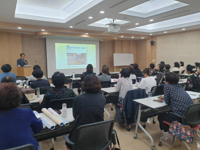 20일 경기도소비자단체협의회가 진행한 ‘경로당 찾아가는 교육 강사 연수’에 참여한 강사 지원자들이 강의를 듣고 있다. 경소협 제공