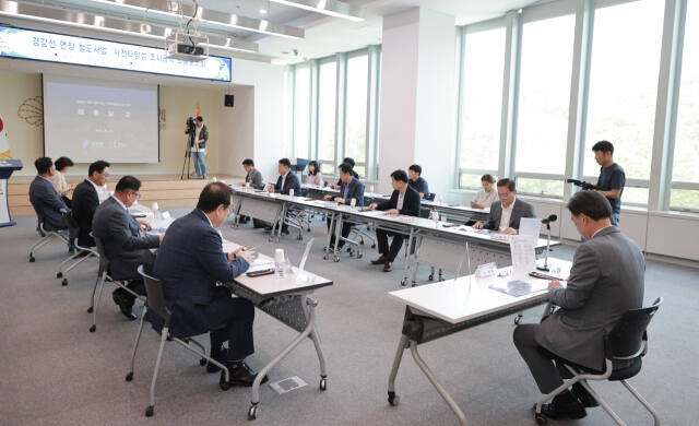 21일 오전 경기 광주시청 중회의실에서 열린 ‘경강선 연장 철도사업 사전타당성 조사용역 최종보고회’에서 방세환 광주시장, 황준기 용인특례시 제2부시장 드이 참석자들과 논의하고 있다. 용인특례시 제공