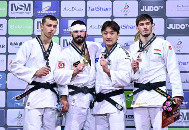 2024 IJF 세계유도선수권대회 남자 81㎏급서 동메달을 획득한 이준환(오른쪽 두번째)이 시상식 후 기념촬영을 하고 있다.IJF 제공