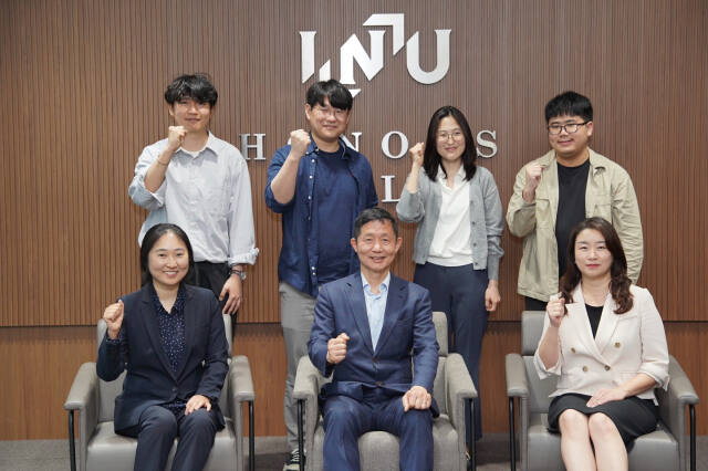 박영미 인천대 물리학과 교수(앞줄 맨 왼쪽)가 다른 연구팀과 함께 세계 최초로 단일 금 나노입자를 광집게 기술을 이용해 밀리미터파로 감지하는데 성공한 뒤 기념촬영을 하고 있다. 인천대 제공