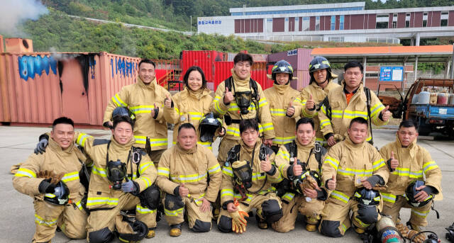 지난 2022년 베트남소방대원들이 경기도소방학교에서 실물화재교육을 이수한 뒤 기념촬영을 하고 있다. 경기도소방재난본부 제공