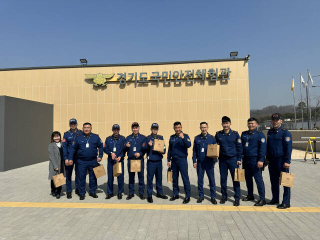 지난해 몽골소방대원들이 경기도국민안전체험관에 방문한 뒤 기념촬영을 하고 있다. 경기도소방재난본부 제공