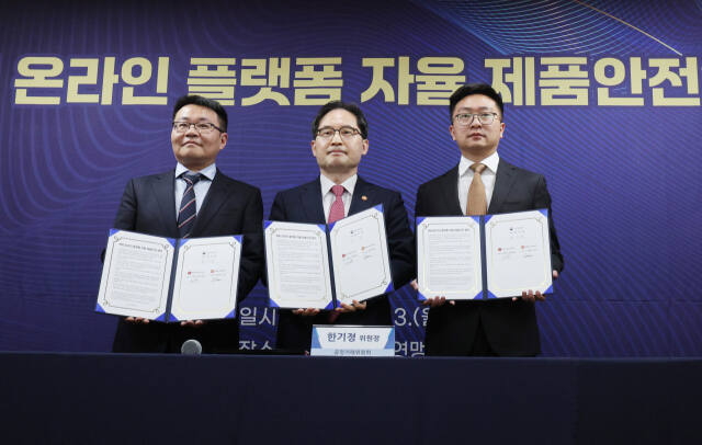 테무의 한국법인인 웨일코 코리아 퀸선 대표이사(왼쪽부터), 한기정 공정거래위원장, 레이 장 알리익스프레스 한국 대표가 13일 오후 서울 한국소비자연맹에서 열린 해외 온라인 플랫폼 자율 제품안전 협약식에서 협약서에 서명한 뒤 기념촬영하고 있다. 연합뉴스