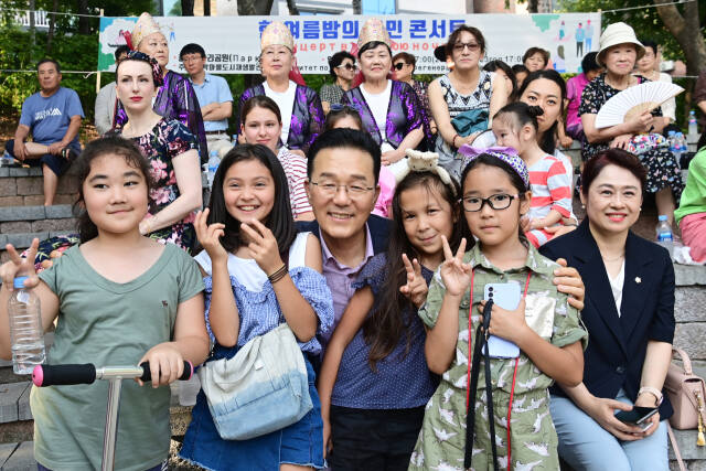 최근 인천 연수구 함박마을에서 열린 음악행사에서 이재호구청장이 고려인 아이들과 기념촬영을 하고 있다. 연수구 제공