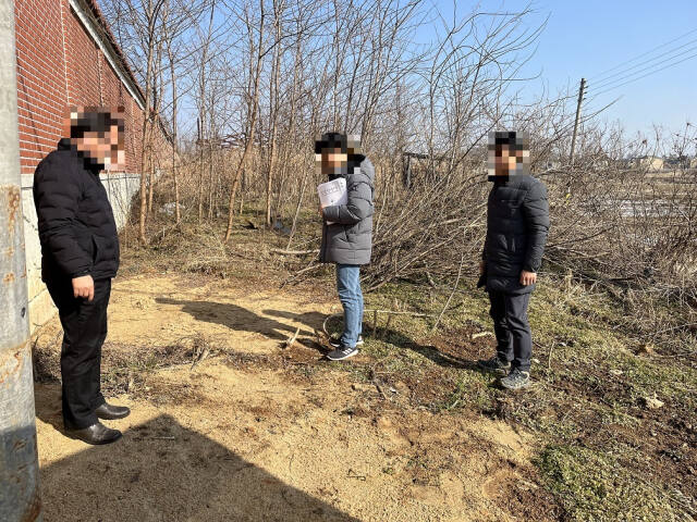 평택시가 국가를 상대로 주한미군 공여구역 주변지역에 대한 토양오염 정화비용에 대한 손해배상을 청구했다. 사진은 지난 1월29일 캠프 험프리스 인근 정화를 마친 현장을 시 관계자가 둘러보는 모습. 평택시 제공