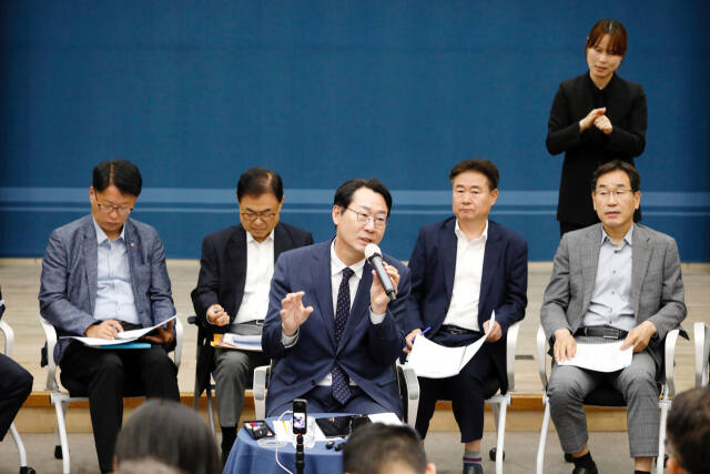 정명근 화성시장이 22일 시청 대회의실에서 열린 ‘언론인과의 간담회’에서 발언하고 있다. 화성시 제공