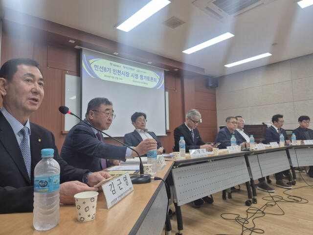 인천 남동구 구월동 인천YMCA 1층 아카데미실에서 열린 ‘민선8기 2년 시정성과 평가 토론회’에서 김근영 인천경실련 인천주권찾기 특별위원회 위원장이 인사말을 하고 있다. 김지혜 기자