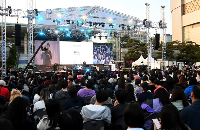 유정복 인천시장이 지난 17일 인천문화예술회관 야외광장에서 열린 ‘제12회 디아스포라영화제’에서 환영사를 하고 있다. 인천시 제공