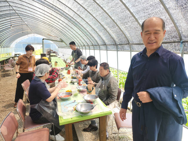 22일 최창수 농진원장이 딸기청을 만드는 체험단과 기념사진을 찍고있다. 이진기자