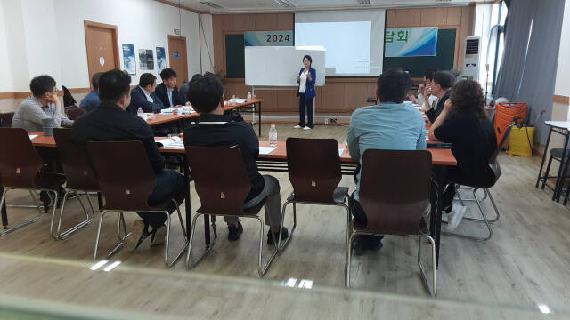 석면피해예방지원센터는 최근 인천 연수구 센터에서 환경부 환경피해구제과, 고용노동부 산재예방지도과 관계자들과 ‘석면 현주소와 석면안전관리방안’ 간담회를 했다. 센터 제공