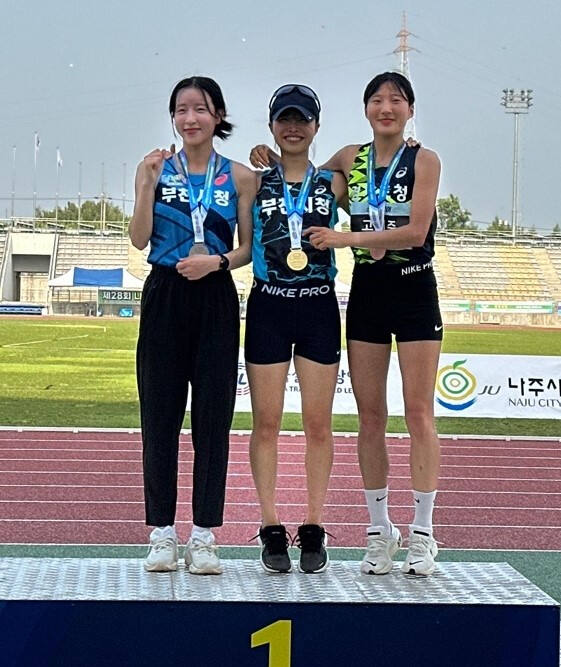 제28회 나주 KTFL 전국실업육상경기선수권대회 여자 3천m장애물경주서 우승한 손유나(가운데)가 2위 정세현(왼쪽), 3위 고희주와 기념촬영을 하고 있다.부천시청 제공