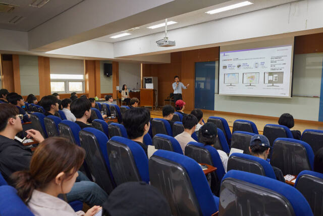 인하대 일학습병행·산업 아카데미 기업 초청 설명회에 참여한 학생들이 기업 정보를 듣고 있다. 인하대 제공
