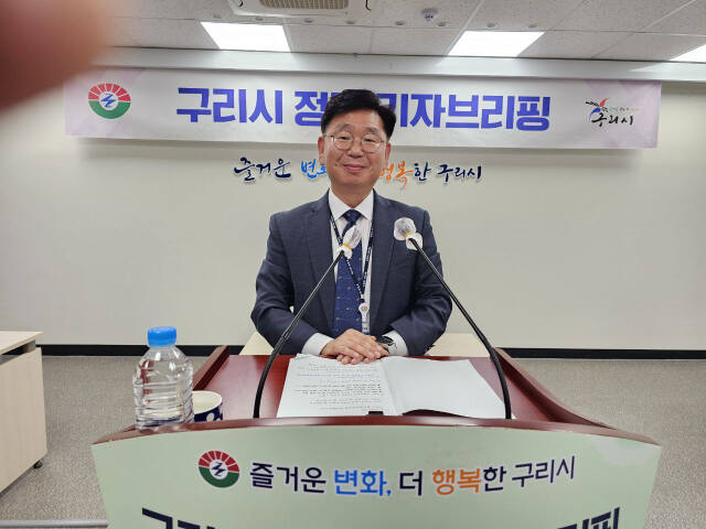 임재춘 구리시 홍보협력담당관이 시청 종합상항실에서 지역화폐 인센티브 7% 상항 지급 등을 설명하고 있다. 권순명기자