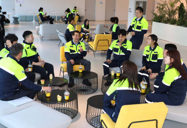 지난 21일 세종에 위치한 포스코퓨처엠 에너지소재연구소와 천연흑연음극재 공장을 점검하고 임직원들과 간담회를 가진 장인화 포스코그룹 회장 /포스코그룹
