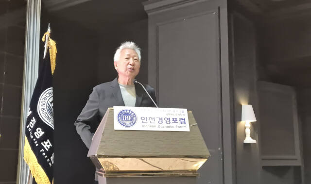 류석춘 연세대 전 교수가 23일 오전 라마다 송도호텔에서 열린 제472회 인천경영포럼 조찬강연회에서 이승만 전 대통령에 대해 말하고 있다. 지우현기자