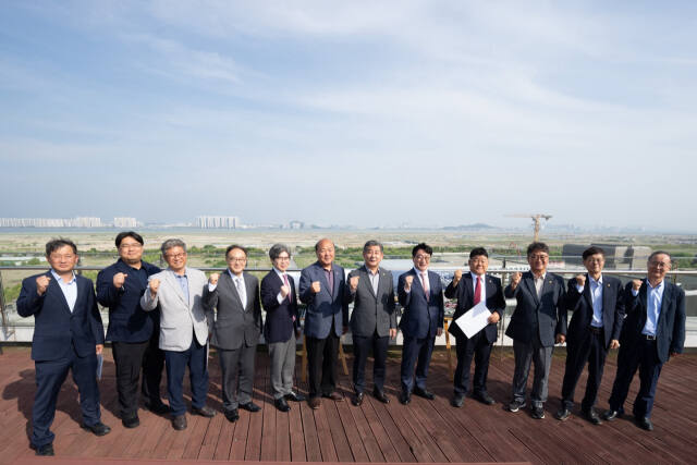 인천시의회 산업경제위원회 소속 시의원들이 인천 연수구 송도동 연세대 국제캠퍼스를 찾아 K-바이오 랩허브 조성 사업을 살펴본 뒤 기념촬영하고 있다. 시의회 제공