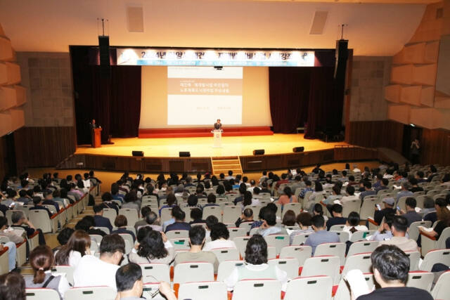 지난 22일 안양시청 회의실에서 열린 재건축 재개발 정비사업 1회차 강의에서 최대호 시장이 인사말을 하고 있다 . 안양시 제공