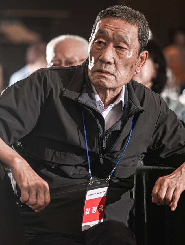 남북관계 경색으로 2018년 이후 이산가족 상봉이 중단된 가운데 생존자들의 고령화로 상봉 재개가 시급하다. 올해 3월 말 기준 등록된 이산가족 중 생존자는 3만8천738명이며, 이중 80대가 1만3천412명, 90대 이상은 1만2천734명으로 전체의 67.5%를 차지한다. 사진은 23일 오후 수원특례시 메리어트호텔에서 열린 ‘2024 이산가족 초청행사’에 참석한 고령의 이산가족. 조주현기자