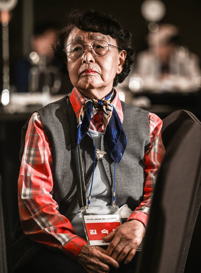 남북관계 경색으로 2018년 이후 이산가족 상봉이 중단된 가운데 생존자들의 고령화로 상봉 재개가 시급하다. 올해 3월 말 기준 등록된 이산가족 중 생존자는 3만8천738명이며, 이중 80대가 1만3천412명, 90대 이상은 1만2천734명으로 전체의 67.5%를 차지한다. 사진은 23일 오후 수원특례시 메리어트호텔에서 열린 ‘2024 이산가족 초청행사’에 참석한 고령의 이산가족. 조주현기자