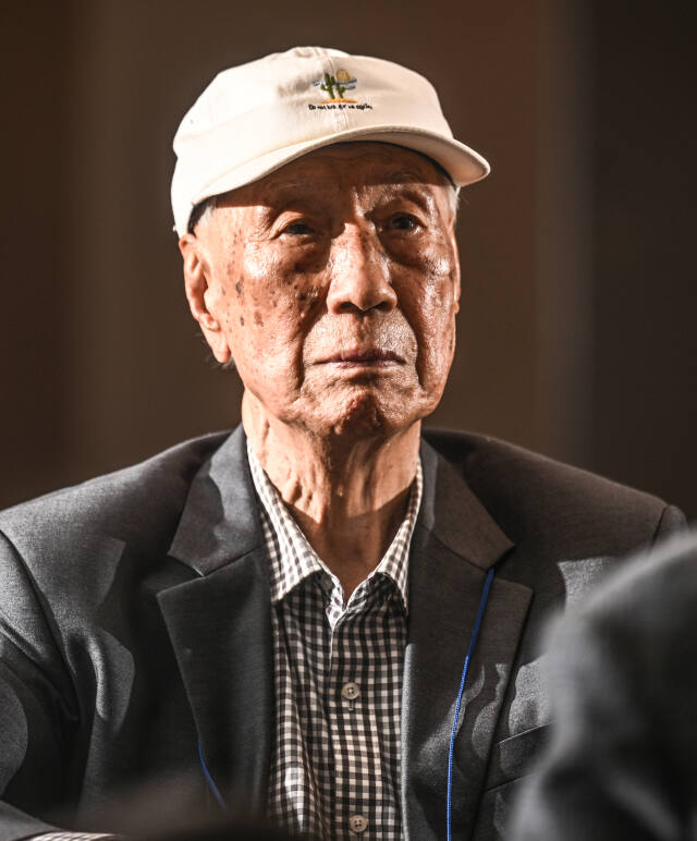 남북관계 경색으로 2018년 이후 이산가족 상봉이 중단된 가운데 생존자들의 고령화로 상봉 재개가 시급하다. 올해 3월 말 기준 등록된 이산가족 중 생존자는 3만8천738명이며, 이중 80대가 1만3천412명, 90대 이상은 1만2천734명으로 전체의 67.5%를 차지한다. 사진은 23일 오후 수원특례시 메리어트호텔에서 열린 ‘2024 이산가족 초청행사’에 참석한 고령의 이산가족. 조주현기자