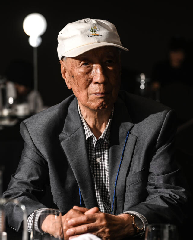 남북관계 경색으로 2018년 이후 이산가족 상봉이 중단된 가운데 생존자들의 고령화로 상봉 재개가 시급하다. 올해 3월 말 기준 등록된 이산가족 중 생존자는 3만8천738명이며, 이중 80대가 1만3천412명, 90대 이상은 1만2천734명으로 전체의 67.5%를 차지한다. 사진은 23일 오후 수원특례시 메리어트호텔에서 열린 ‘2024 이산가족 초청행사’에 참석한 고령의 이산가족. 조주현기자