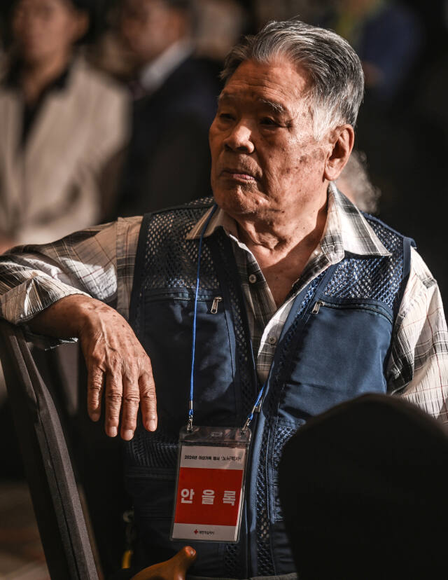 남북관계 경색으로 2018년 이후 이산가족 상봉이 중단된 가운데 생존자들의 고령화로 상봉 재개가 시급하다. 올해 3월 말 기준 등록된 이산가족 중 생존자는 3만8천738명이며, 이중 80대가 1만3천412명, 90대 이상은 1만2천734명으로 전체의 67.5%를 차지한다. 사진은 23일 오후 수원특례시 메리어트호텔에서 열린 ‘2024 이산가족 초청행사’에 참석한 고령의 이산가족. 조주현기자