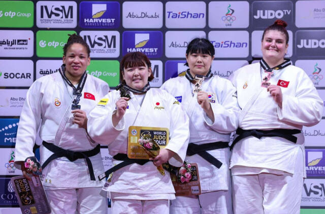 여자 +78㎏급서 값진 동메달을 획득한 안산시청 김하윤(오른쪽 두번째)이 시상식 후 기념촬영을 하고 있다.IJF 제공